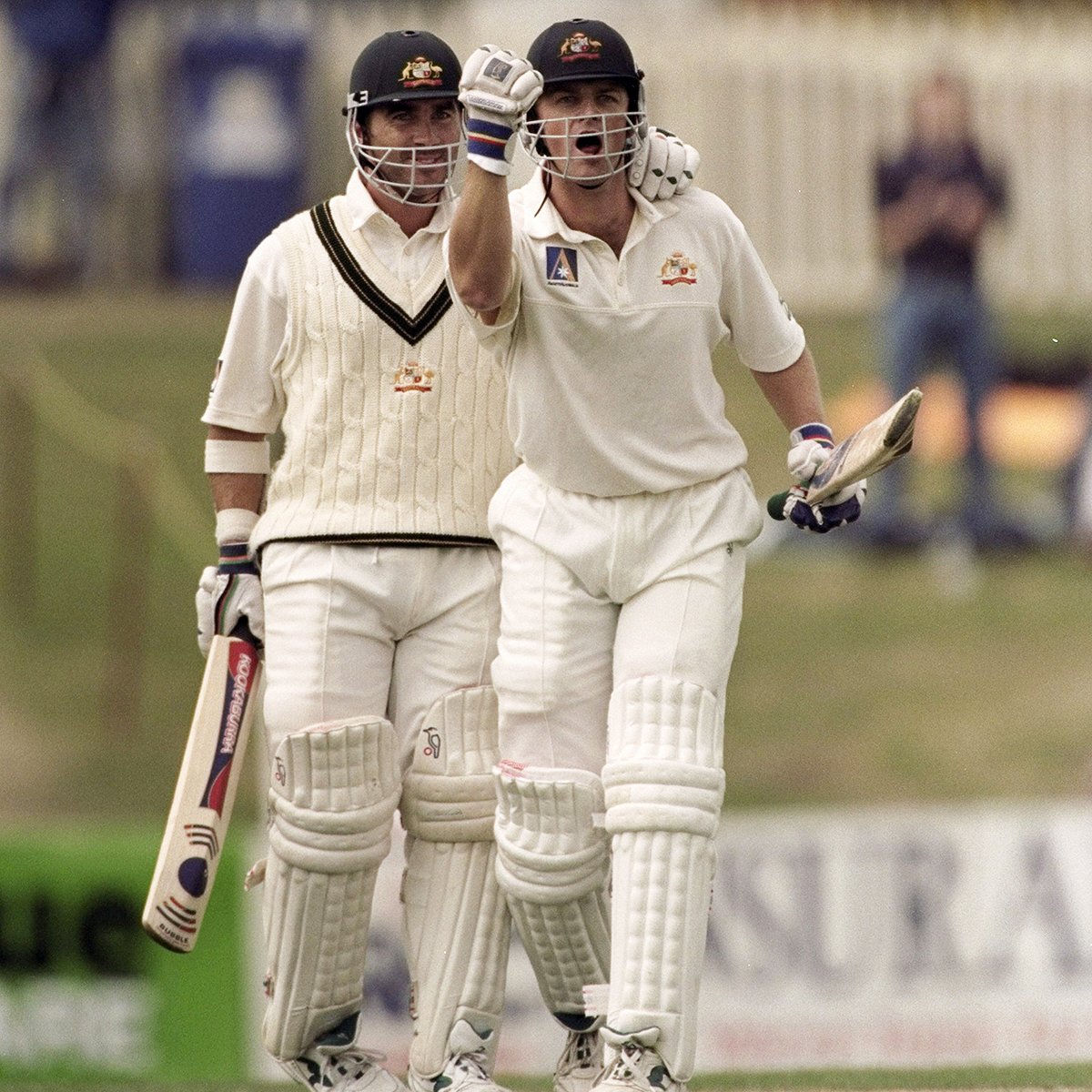 #OnThisDay in 1999 in Hobart, Adam Gilchrist smashed his maiden Test Hundred - 149* v Pakistan (consist of Wasim, Waqar, Shoaib, Saqlain) &amp; added 238 runs with Langer (127) to win the Test (chasing 369, Australia were 126 for 5 when Gilchrist joined Langer).