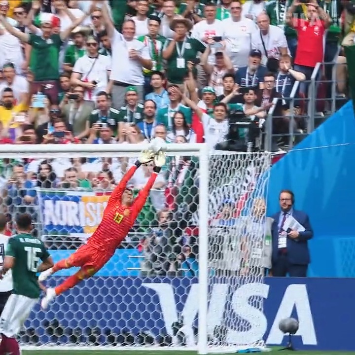 🇲🇽 Un día como hoy Guillermo Ochoa volvía a vestirse de 𝐬𝐮𝐩𝐞𝐫𝐡𝐞́𝐫𝐨𝐞 en la #CopaMundialFIFA. 🦸‍♂️ Selección Nacional | #Qatar2022