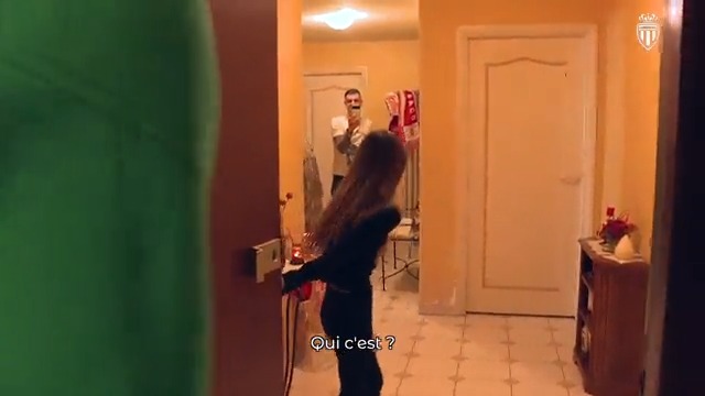Tout juste greffée suite à une grosse maladie, la courageuse Luna, jeune supportrice de Monaco, a eu l’immense surprise d’être invitée à Paris-Monaco, en VIP, par Breel Embolo en personne. 🥹 Qu’est ce qu’on aime ces images là. 😍 (AS Monaco 🇲🇨)