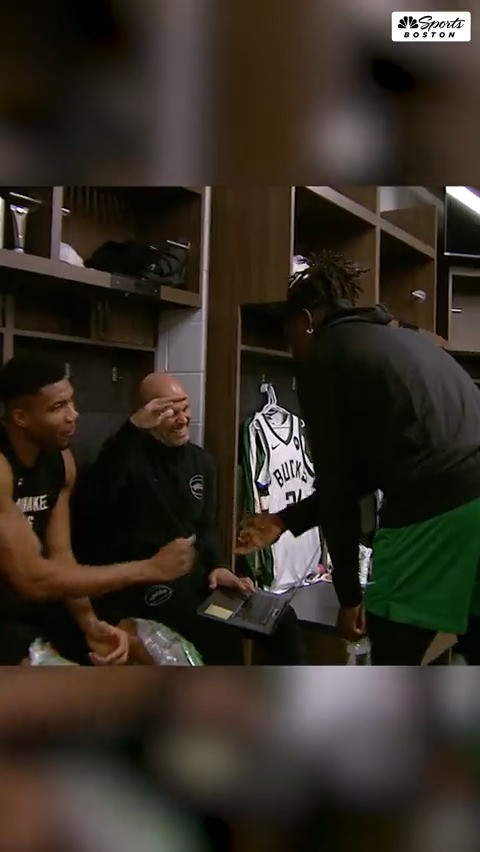 Jrue back in the Bucks locker room 💚