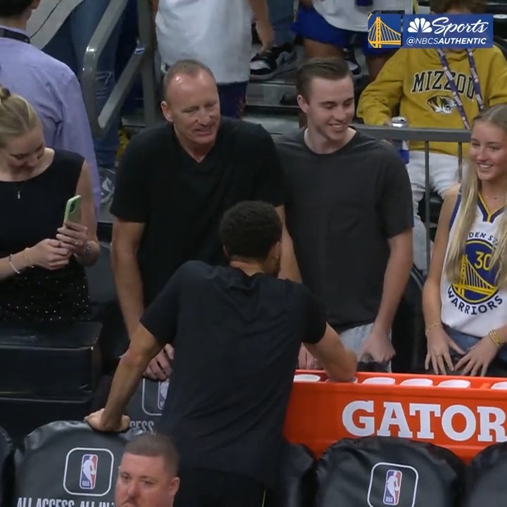 Steph found a fan wearing his jersey in Phoenix and made her day 💙