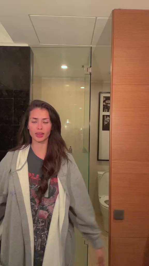 Now with choreography. Credits to Anntonia’s TikTok #PorDeeUniverse