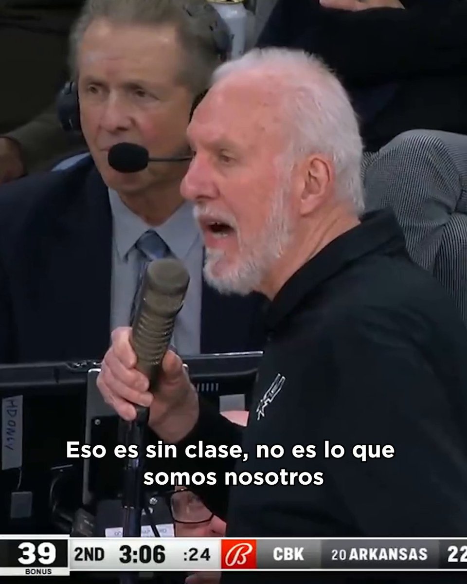 El momentazo de la noche: los fans de San Antonio empezaron a abuchear a Kawhi Leonard. Gregg Popovich agarró el micrófono y pidió que por favor parasen de hacerlo