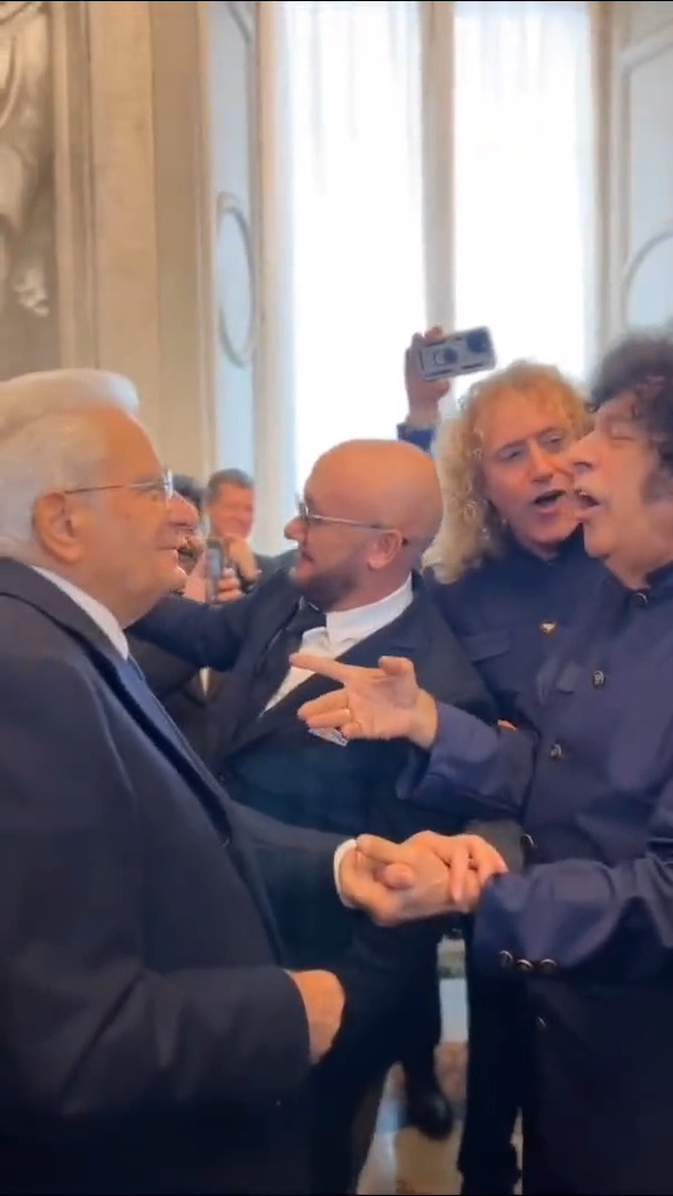 Mattarella viene preso in ostaggio dai Cugini di Campagna che gli cantano la canzone di Sanremo ✈️😂