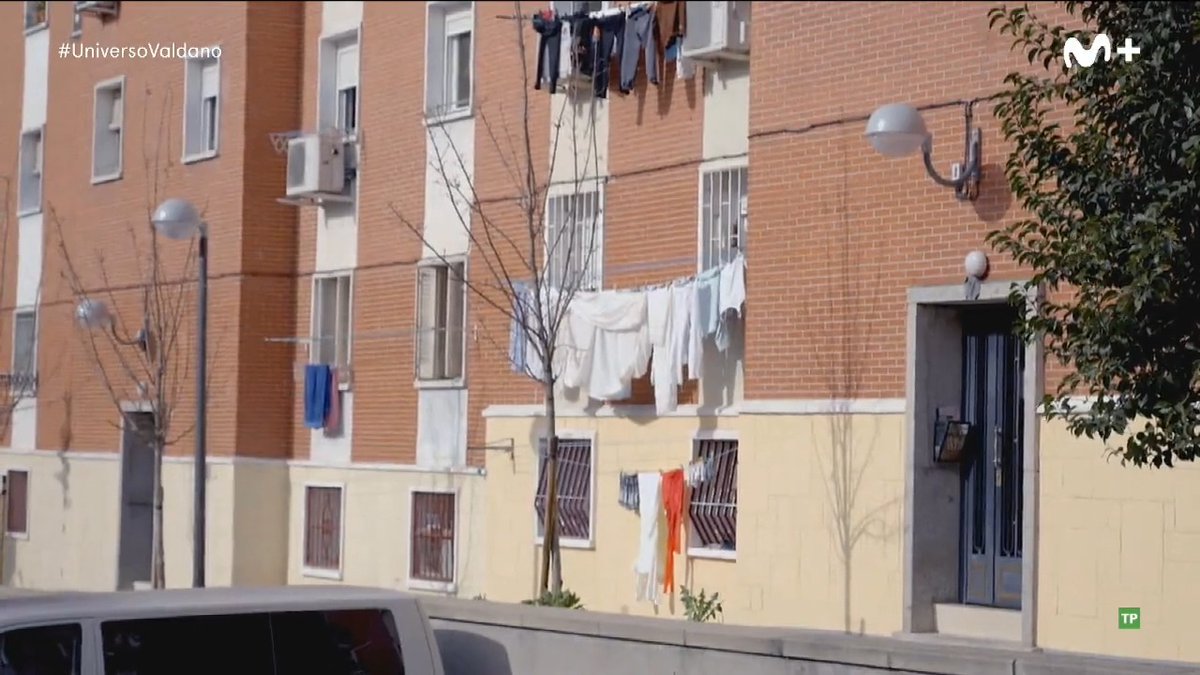 EL FÚTBOL DE LA CALLE El de las plazas, de los parques, el de las porterías con chaquetas, el de parar cuando venía un coche, el de marcadores de 22-14, el de 'quien meta, gana', el de regatear, inventar, soñar... El que se jugaba. El fútbol que parece perdido. #UniversoValdano