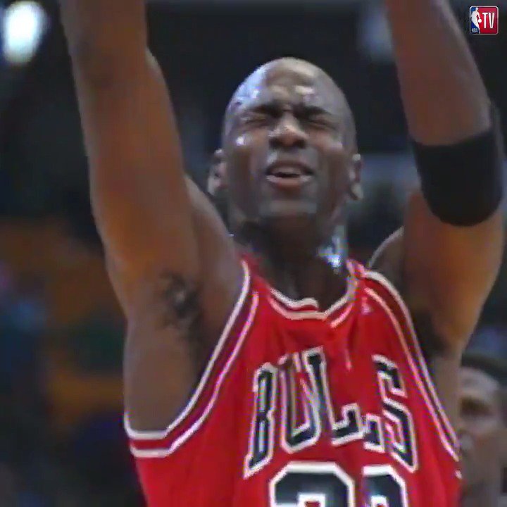 Hoy se cumplen 32 años de este momento icónico de Su Majestad, Michael Jordan: el tiro libre con los ojos cerrados. 🏀👑