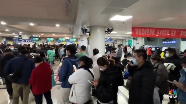 🇨🇳 | PREOCUPACIÓN EN CHINA POR UN BROTE VIRAL ⚠️ Se encienden las alarmas por un brote de una neumonía atípica que afecta principalmente a niños. La OMS pidió a las autoridades gubernamentales brindar detalles inmediatamente. Grandes filas en hospitales de Beijing.