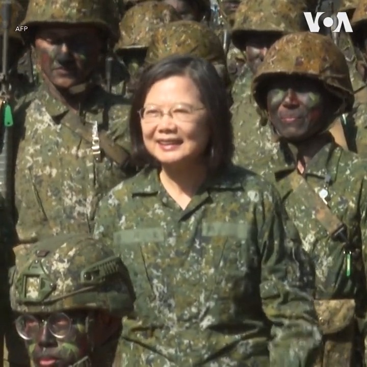 台湾国总统蔡英文视察台湾新兵