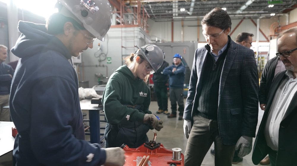 We’re working with provinces and territories to make sure people can switch from home heating oil to electric heat pumps. Minister Seamus O'Regan Jr and I wanted to explain why that switch matters so much – and how we’re helping people through the process. Take a look: