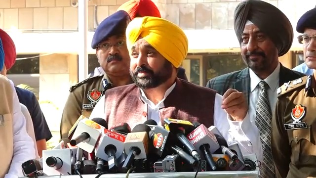 ਕਾਂਗਰਸੀਆਂ ਨੂੰ ਪੜ੍ਹਨਾ ਨਹੀਂ ਆਉਂਦਾ ….ਅਸੀਂ ਮਾਣਯੋਗ ਸੁਪਰੀਮ ਕੋਰਟ ‘ਚ ਵੀ ਇਹੀ ਡਰਾਫਟ ਦਿੱਤਾ ਹੈ ਕਿ ਝੋਨੇ ਵਾਂਗ ਹੀ ਕੇਂਦਰ ਸਰਕਾਰ ਨੂੰ ਬਾਕੀ ਫ਼ਸਲਾਂ ‘ਤੇ MSP ਦੇਣੀ ਚਾਹੀਦੀ ਹੈ…ਕੇਂਦਰ ਸਰਕਾਰ ਪੰਜਾਬ ਨੂੰ ਲਾਵਾਰਸ ਨਾ ਛੱਡੇ