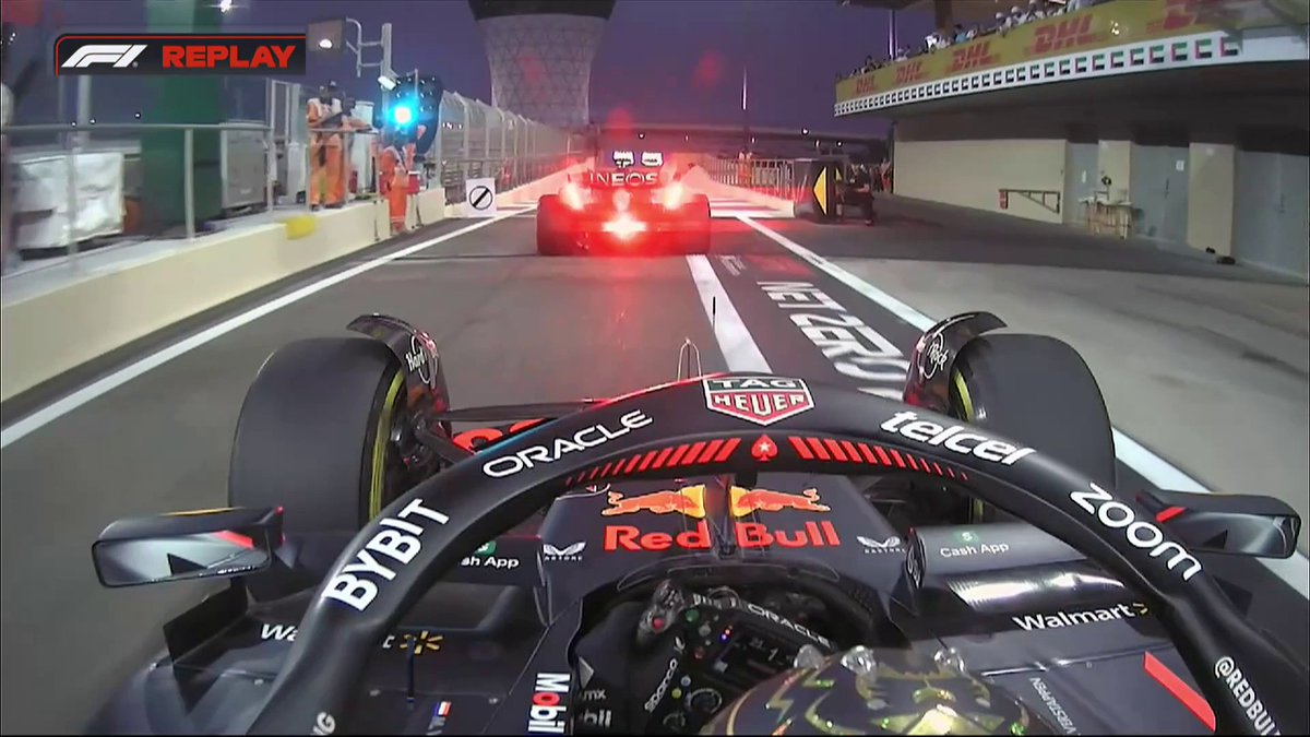 Max Verstappen squeezes past George Russell in the pit lane 😳 It's a big rush to get laps in before the end of FP2 ⏰