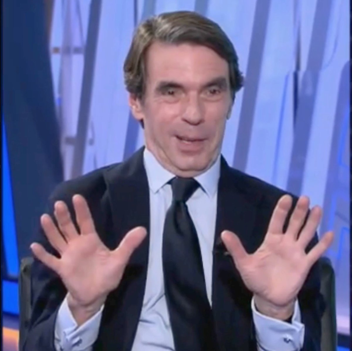 ‼️ ¡Paren las rotativas! ¡Aznar se ha enterado de que Sira Rego 🔻 es una ministra comunista! 😱 Es un lince, lo mismo ve armas de destrucción masiva donde no las hay que detecta comunistas infiltrados en las instituciones. 🤣