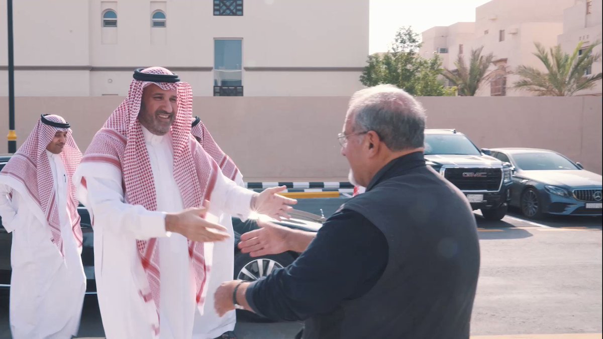 أمير المدينة المنورة ينقل سلام خادم الحرمين وسمو ولي العهد للمعماري د. راسم بدران الذي أمر الملك سلمان بمنحه الجنسية السعودية العام الماضي.. واليوم د. راسم هو الفائز بمشروع خادم الحرمين الشريفين لمسجد قباء وتطوير المنطقة المحيطة به.