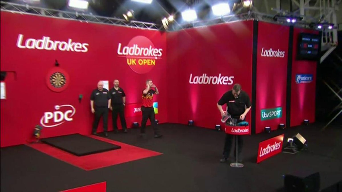 Still one of the greatest things to ever happen on a darts stage ๐ญ๐ญ๐ญ