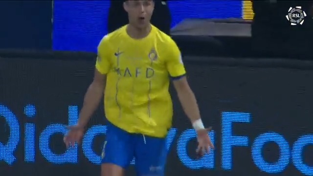 Ninguém ama tanto o futebol quanto Cristiano Ronaldo. Foram feitos um pro outro.