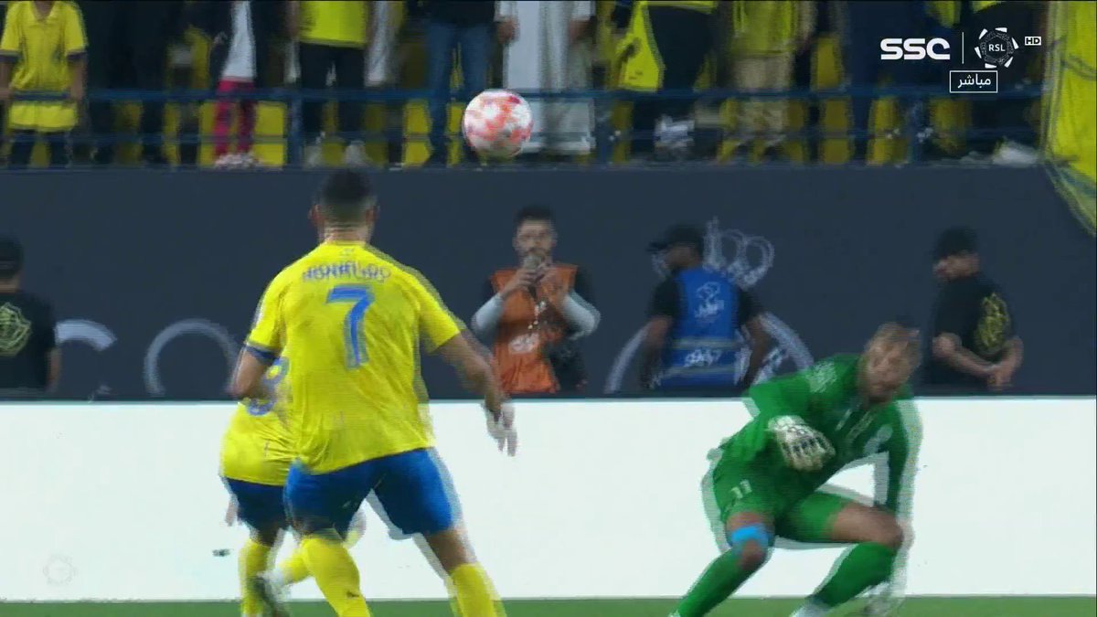 امام رونالدو لا تظن ابدا انك نجوت او ان هناك امل في الفوز بشعار النصر النصر لمن لديه #رونالدو افتخر بالتعليق في كل مرة على ايقونة كرة القدم وعلى من لا يشبع ولا يتوقف 🔥 #النصر_الاخدود