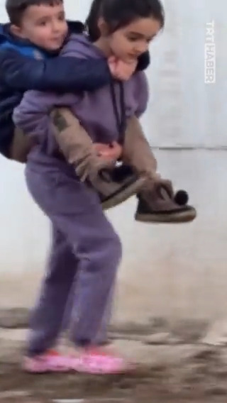 Batman'da vefakar abla, ayaklarının çamur olmasını istemediği kardeşini okula kadar sırtında taşıdı.