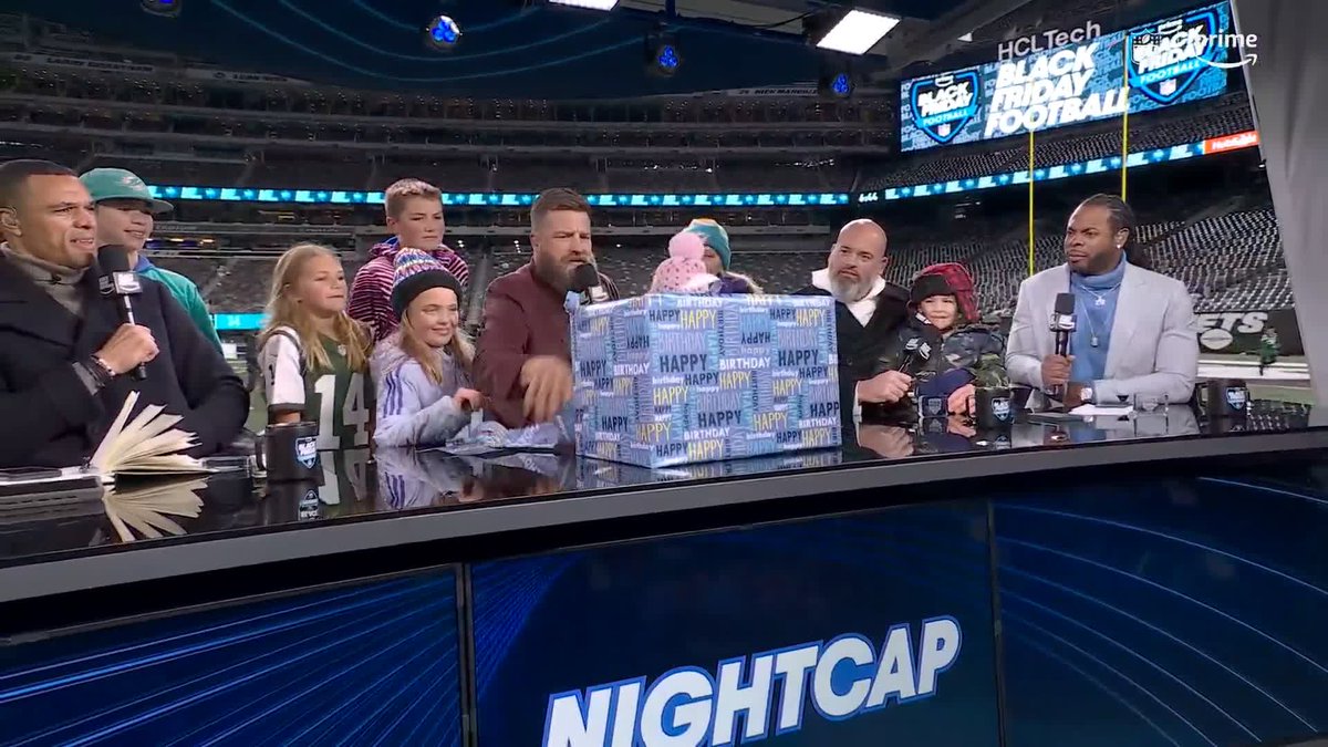 Ryan Fitzpatrick got a helmet with all the teams he played for on it for his birthday ๐ฅ Heโs played for so many teams ๐