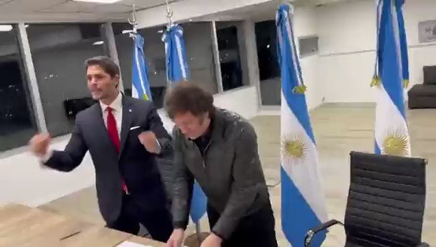 🇲🇽🇦🇷El presidente electo de Argentina, Javier Milei, firmó con el presidenciable mexicano, Eduardo Verástegui, un acuerdo para erradicar “cualquier tipo” de trata de niños. ◾️Hay que recordar que Verástegui, productor de Sound of Freedom, tiene hasta el próximo 6 de enero para presentar las 961.405 firmas necesarias para poder presentarse a las elecciones presidenciales del 2024.