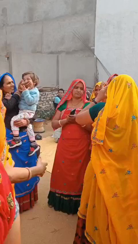 मैनें वोट दियो पंजा पर, कुमल (फुस्स) गयो फूल मोदी को .... #कांग्रेस_आंधी_नही_सुनामी_है #मेरा_वोट_कांग्रेस_को