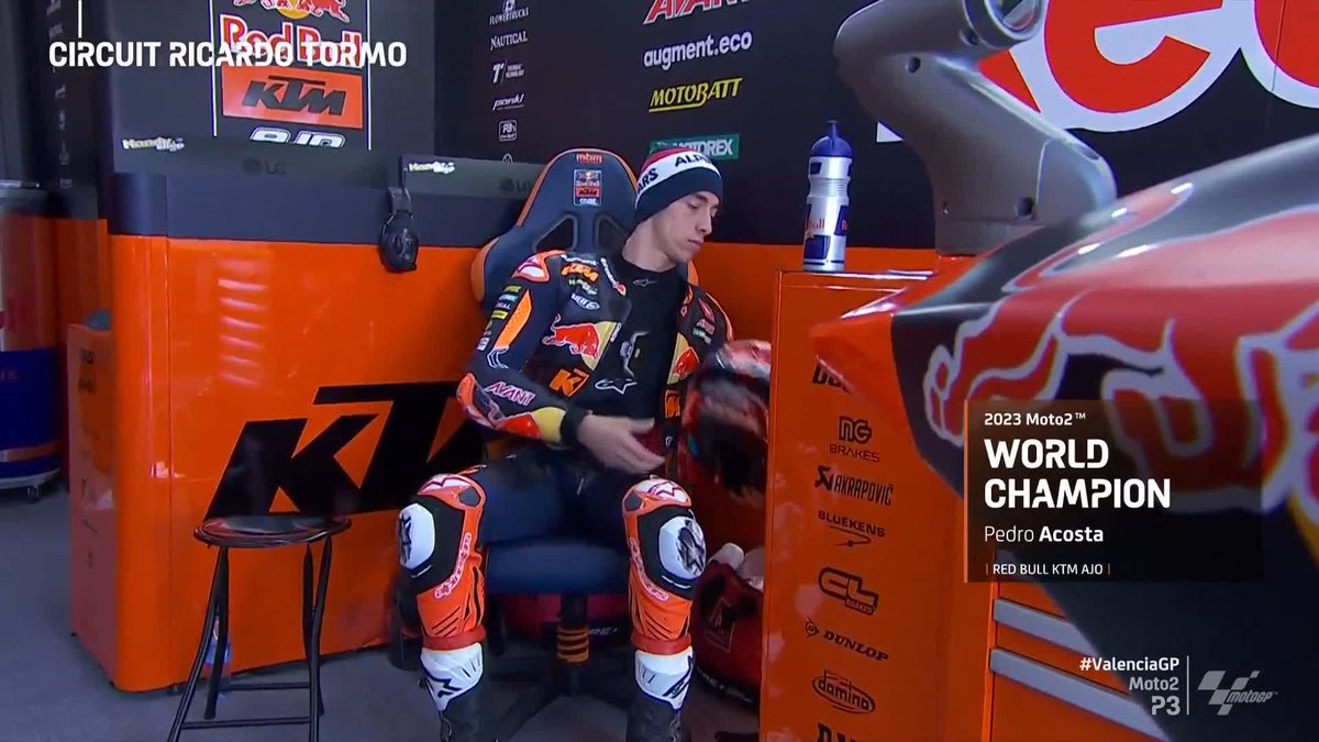Before #Moto2 P3 begins, a new special helmet for the weekend 👀 Pedro Acosta says thanks to the Red Bull KTM Ajo squad 🫶 #ValenciaGP 🏁