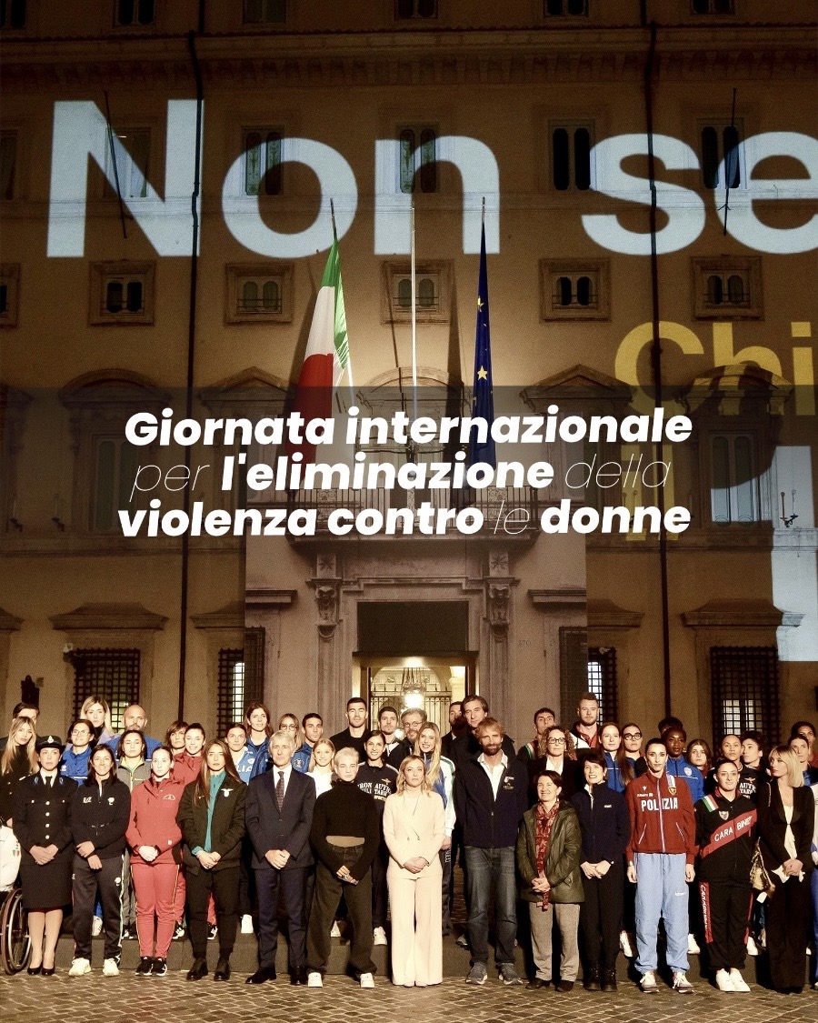 Siamo libere, e nessuno può toglierci quella libertà, nessuno può pensare che siamo nel loro possesso. Nella Giornata internazionale per l’eliminazione della violenza contro le donne, voglio dire alle donne italiane che non sono sole, e che quando hanno paura 1522 è il numero da chiamare, in qualsiasi momento, per avere aiuto immediato. Perché le leggi ci sono, le Istituzioni ci sono, compatte, per prevenire e combattere l'abominio della violenza contro le donne, dello stalking, del femminicidio. Grazie ai ministri e agli sportivi che ieri ci hanno aiutato a ribadire questo concetto. Dall'inizio del nostro mandato abbiamo svolto un'importante azione che riguarda gli strumenti di prevenzione e sicurezza. E non ci fermeremo. #25Novembre