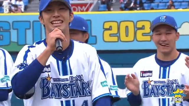 【ハマスタに #海賊王 現る!🏴☠️🏟️】 新入団選手たちの挨拶にあわせて、#度会隆輝 選手(ドラフト1位)が歌唱を披露!🎙️✨ #ファンフェス #baystars