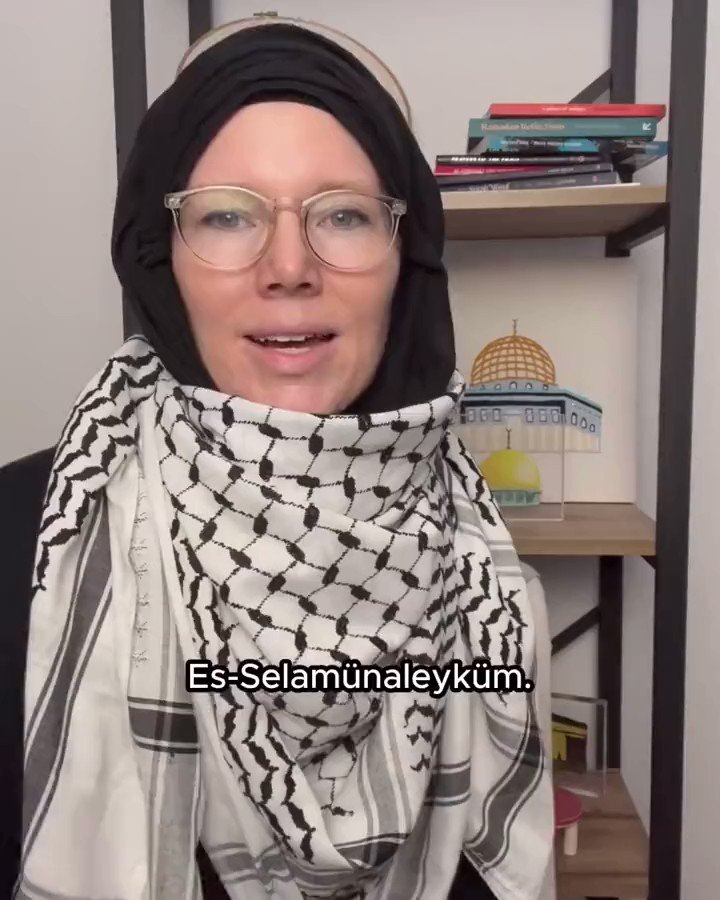 Müslüman olup İstanbul’a yerleşen 5 çocuk annesi Kanadalı öğretmen Jenny Molendyk’den çok kıymetli tespitler; “Öğrencilerime soruyorum, Kur’anı hiç baştan sona okudunuz mu? Cevapları hayır oluyor. Kur’anı ezberlemiş ama anladıkları dilde baştan sona hiç okumamış öğrencilerim var. Eğer biz Müslümanlar, Kur’anı anladığımız dilden okumazsak, Allah’ın bizden ne istediğini, kendisini nasıl anlattığını nasıl bileceğiz? Bu bizim için çok kritik! Kur’an canlı bir metindir. Allah samimi bir arayış sahibine gerçeği ( gerçek İslam’ı) gösterecektir.” Alçak siyonistler mazlumları katlettikçe akıl sahibi insanlar, olan biteni sorguluyor ve Kur’anı keşfediyor. Aslında bu çok hazin bir durum! Doğuştan sözde Müslüman olan insanlar Kur’anı ya hiç okumuyor, ya da ezbere okuyup ne dediğini merak bile etmiyor. Teganni ile okumak, dinlemek duygulanmak yetiyor. Haliyle Kur’anın vaaz ettiği gerçek İslam anlaşılmıyor. Ama kimi batılı insanlar Kur’anı keşfediyor, okuyor, okuduğunu anlıyor ve yaşıyor.