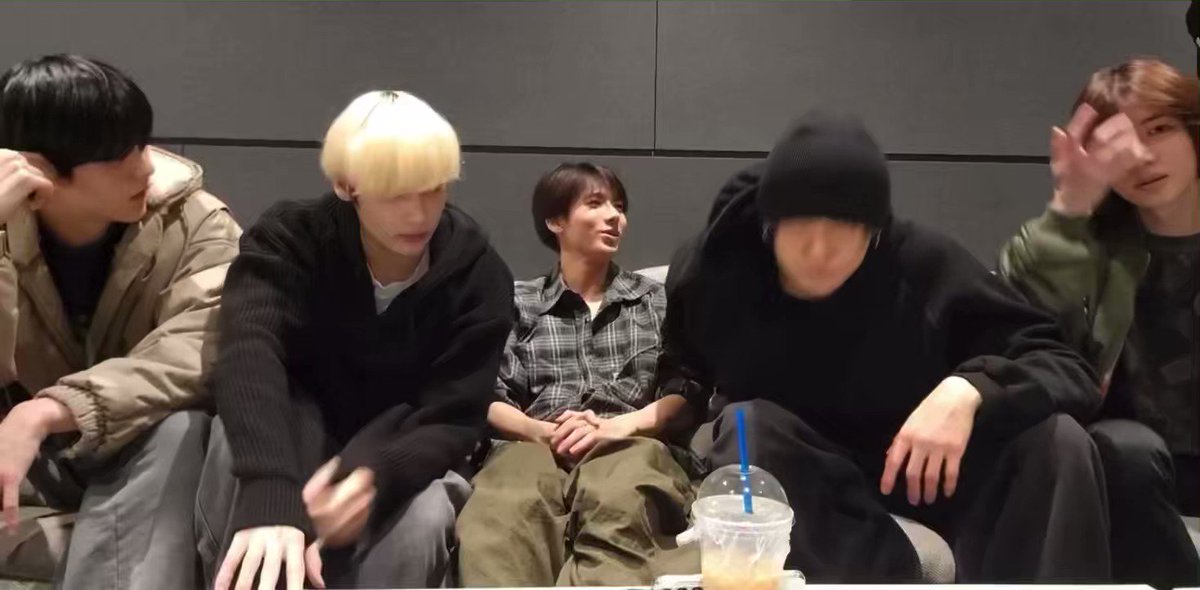 🧸 not being able to perform in chile was such a shame 🦊 it really was 🧸 it ended right before our performance 🧸 like the next performance was going to be our performance 🦊🐰 that's right 🐿️ why did we meet in america after that? why didn't you guys come to korea? 🦊 we went straight from chile 🐿️ but why did you go from chile to america? 🐧 we had something in america 🦊 didn't we have the new year's eve live? 🐧 we had something like that 🧸 but the rain in chile.. 🦊 wasn't it like it barely rains in chile..? 🧸 was was it? they said that it was like snowing in the summer 🐰 that's right, it's a place where it doesn't rain a lot 🐧 we took the rain with us