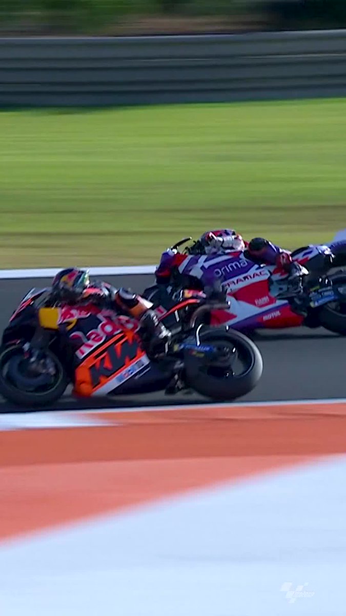 ✊ Jorge Martín Almoguera saw an opportunity and grabbed it as Brad Binder went wide! The Spaniard took the #TissotSprint lead with 6 laps to go! 🔄 #ValenciaGP 🏁