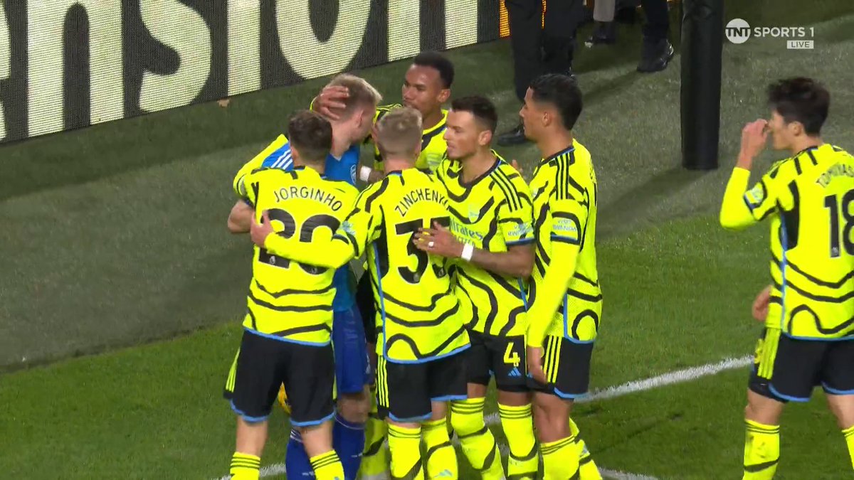 Arsenal goalkeeper Aaron Ramsdale was shown some love by his teammates at full-time ❤️