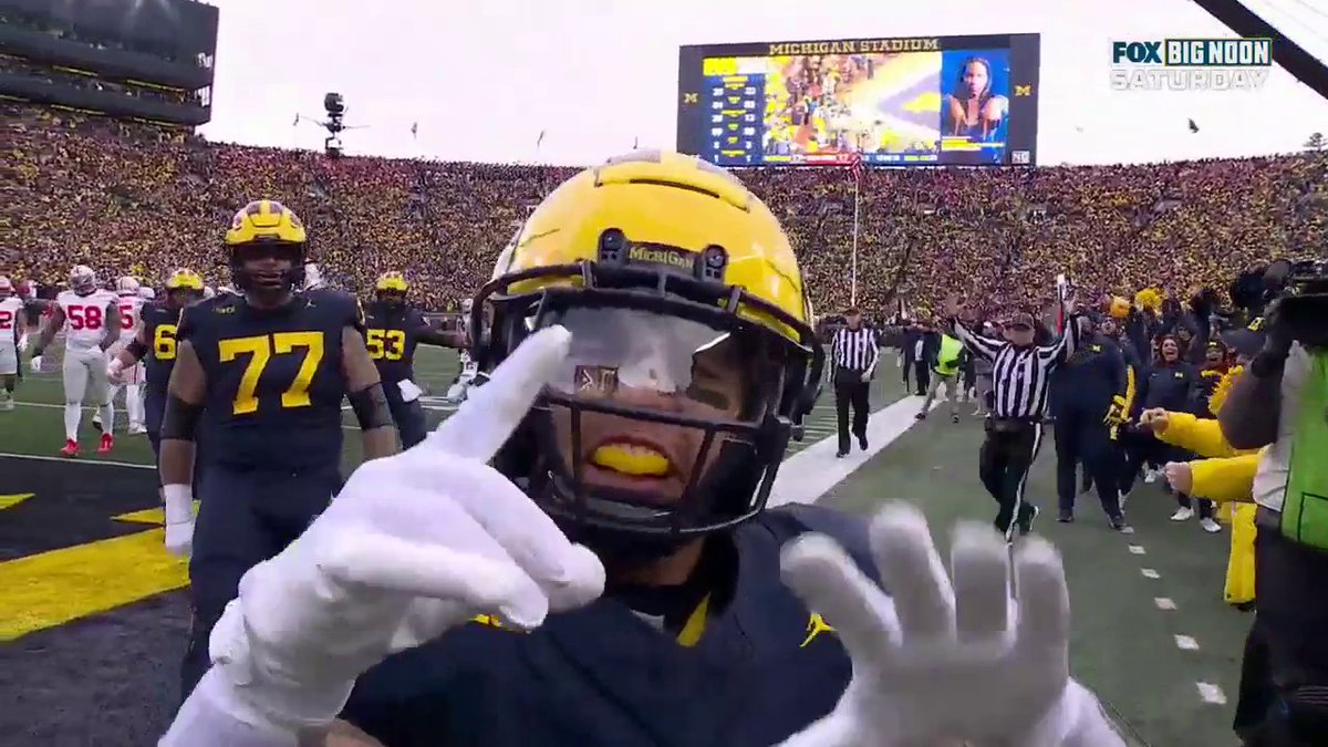 After Zak Zinter was carted off the field due to injury, the very next snap Blake Corum broke away for a TD run and the @UMichfootball sideline was loving it ❤️〽️