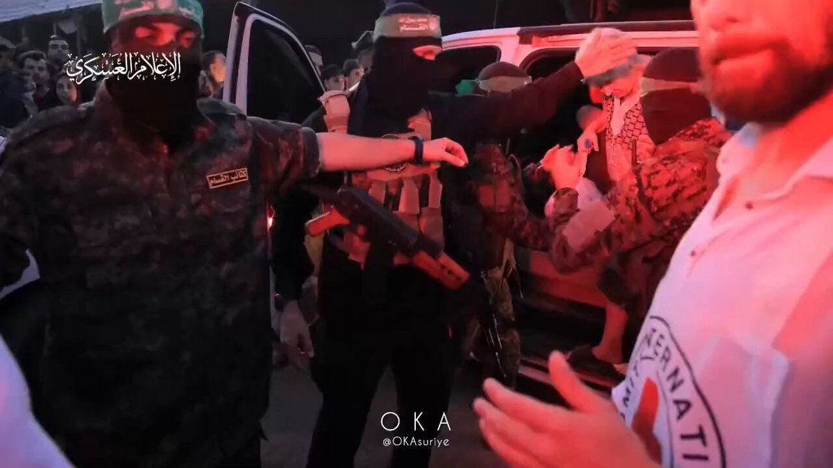 🚨🇵🇸 Elderly hostage says: “THANK YOU” to Hamas fighter who helped her. The soldier nods his head and the woman waves to the camera.