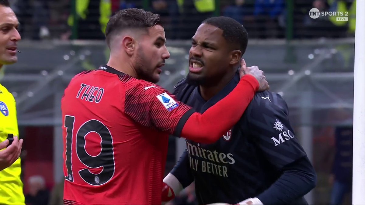 Mike Maignan makes a point blank save in injury time... with his face 🤯