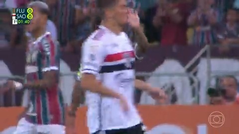 Al gran Marcelo lo presionan contra la línea lateral... y así sale jugando