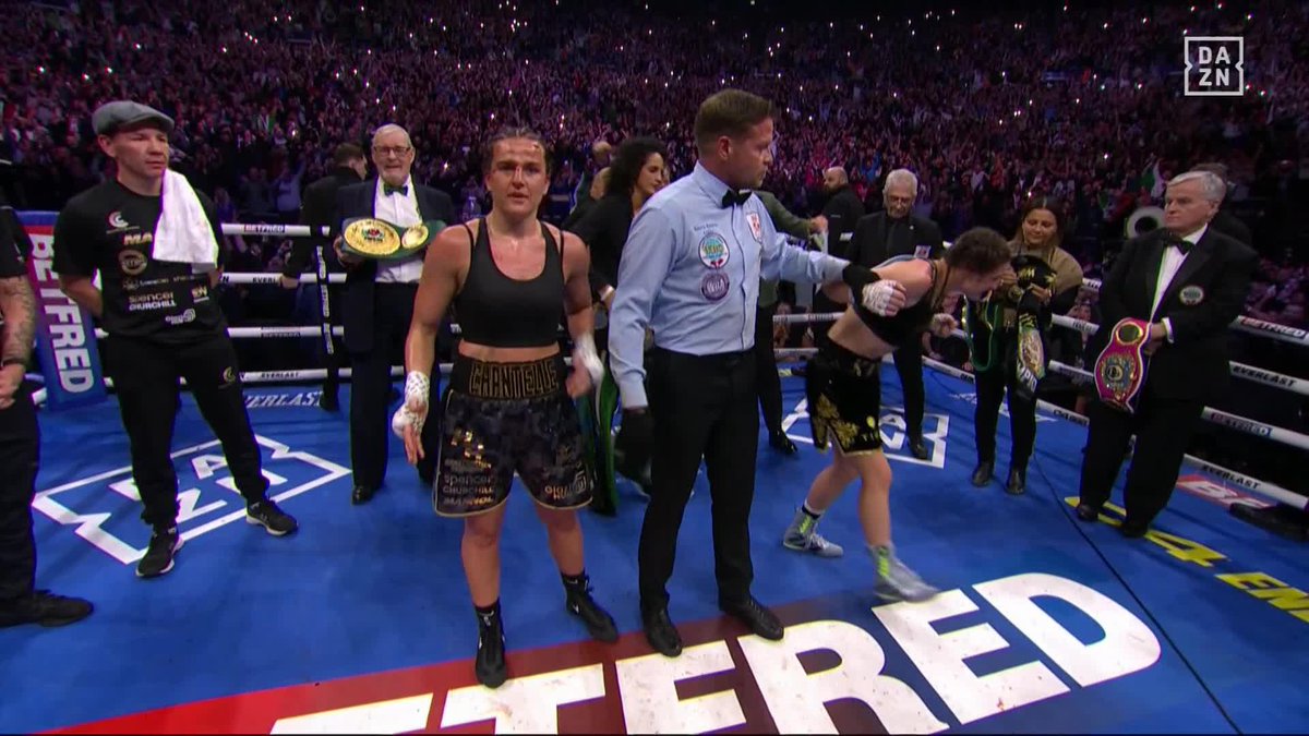 𝐈𝐂𝐎𝐍𝐈𝐂. A moment the fans and Katie Taylor will never forget 💚 #CameronTaylor2