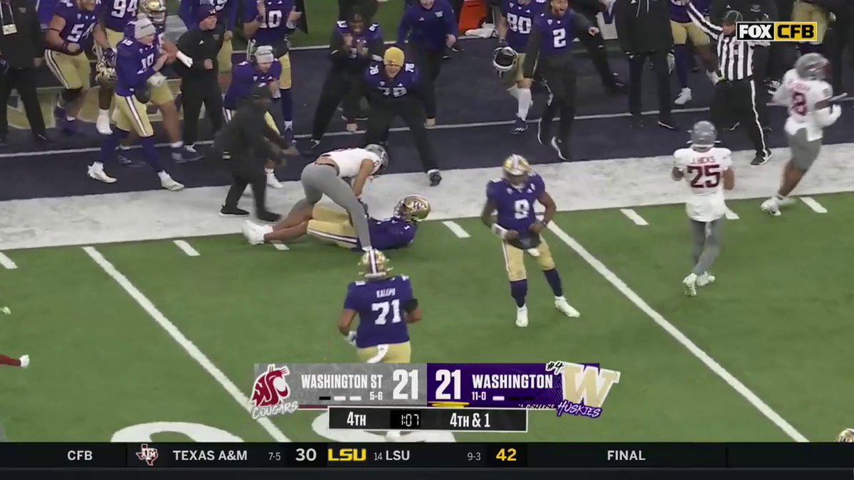 WHAT A FAKE, WHAT A PLAY 🤯 The 4th down conversion is good for @UW_Washington!!!