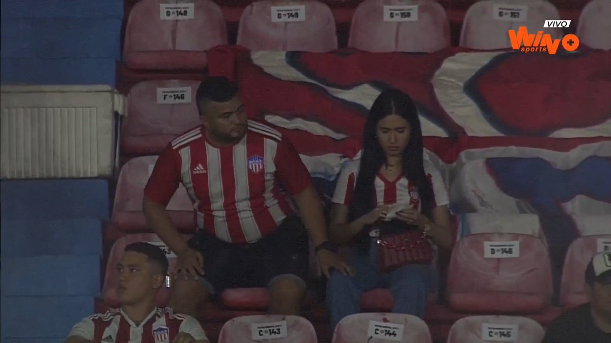 🦈🔥🦅 ¡Qué viva el amor! ¡Este lindo momento se acabó de vivir en el estadio Metropolitano! #LALIGAxWIN