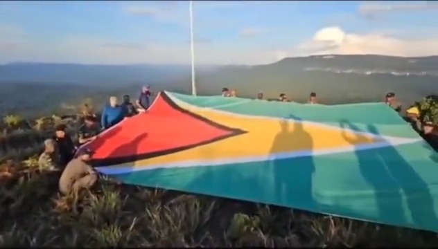🇻🇪🇬🇾 | AUMENTA LA TENSIÓN EN SUDAMERICA El presidente de Guyana, Irfaan Ali, visitó junto a un grupo de militares el Esequibo, el disputado territorio con Venezuela. Allí izó la bandera guyanesa. Funcionarios en Caracas calificaron el acto como una "provocación".