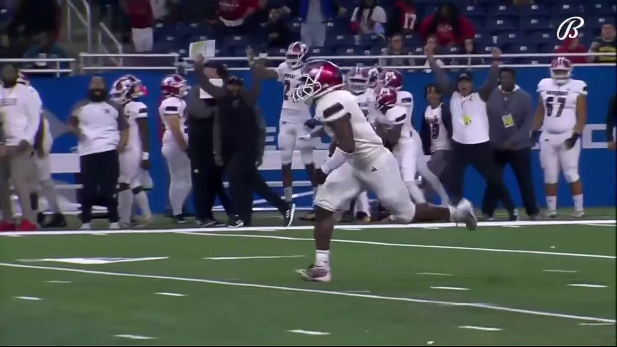 BAM! Muskegon 2024 QB M'Khi Guy 80 yard TD pass to 2024 WR Destin Piggee So much speed! #9 De La Salle (11-2) is tied with #13 Muskegon (11-2) 21-21 7 minutes left in 3rd quarter De La Salle Pilots Football On Muskegon M'Khi Guy @d1_piggee