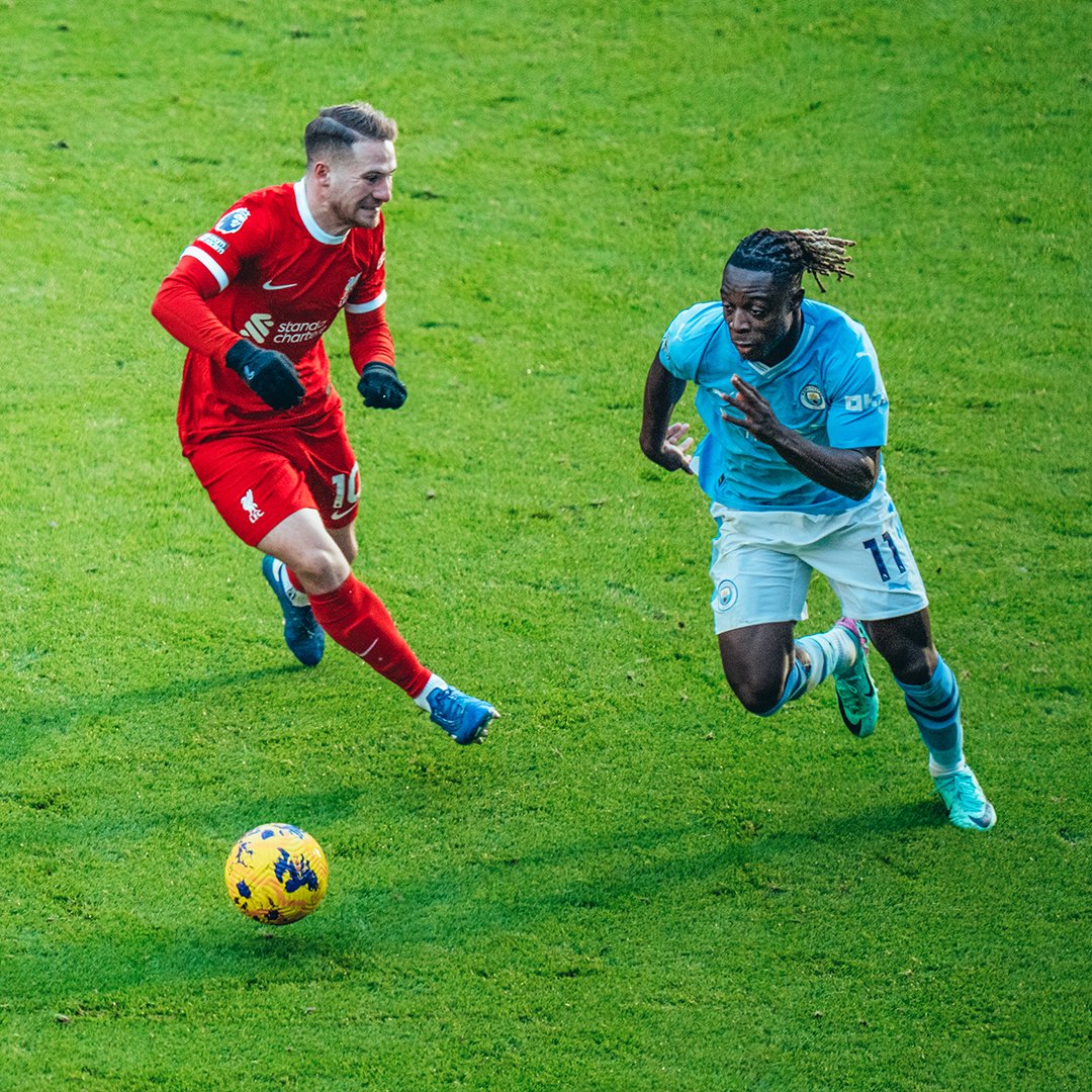 Lets talk about Jeremy Doku Pemain sayap lincah yang tidak egois Kemampuan dribbling terbukti ngosek Kecepatan lari sambil dribbling wuzzz Akurasi umpan oke Total sudah bukukan 5 assist dalam 8 games PL Siapa Legend PL yang speknya mirip Doku?