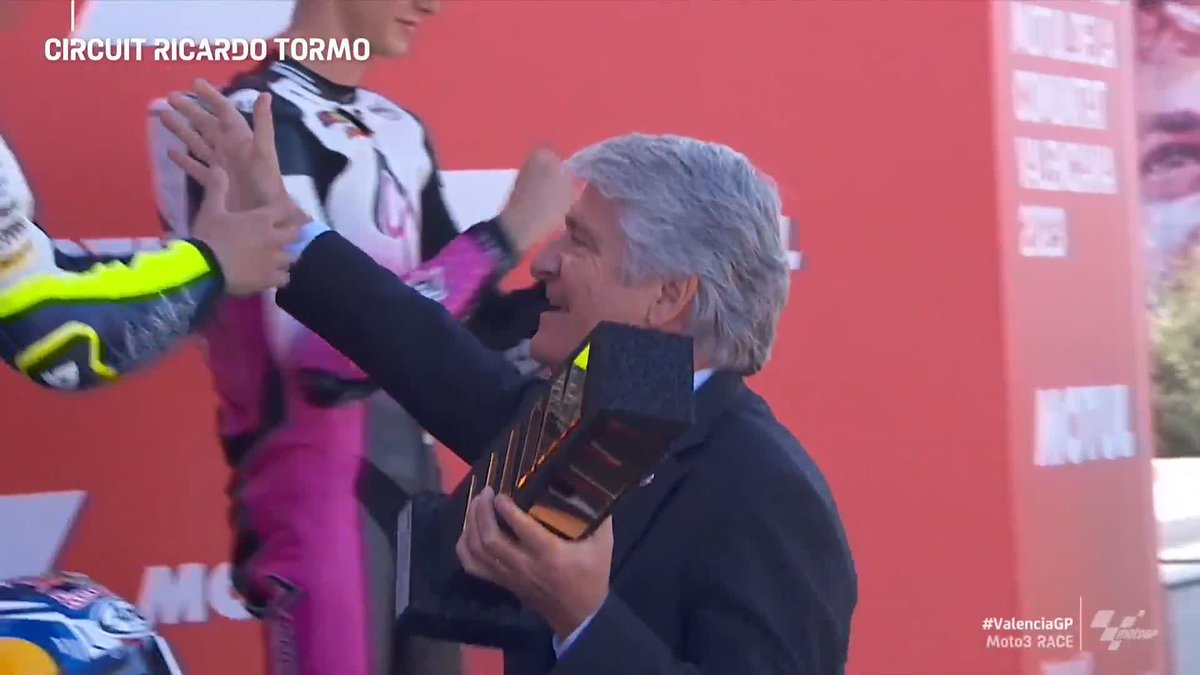 Bidding farewell to #Moto3 with the race-winning trophy is priceless! And that deserves a kiss too 😘🏆 Congratulations, Ayumu Sasaki! 👏 #ValenciaGP 🏁