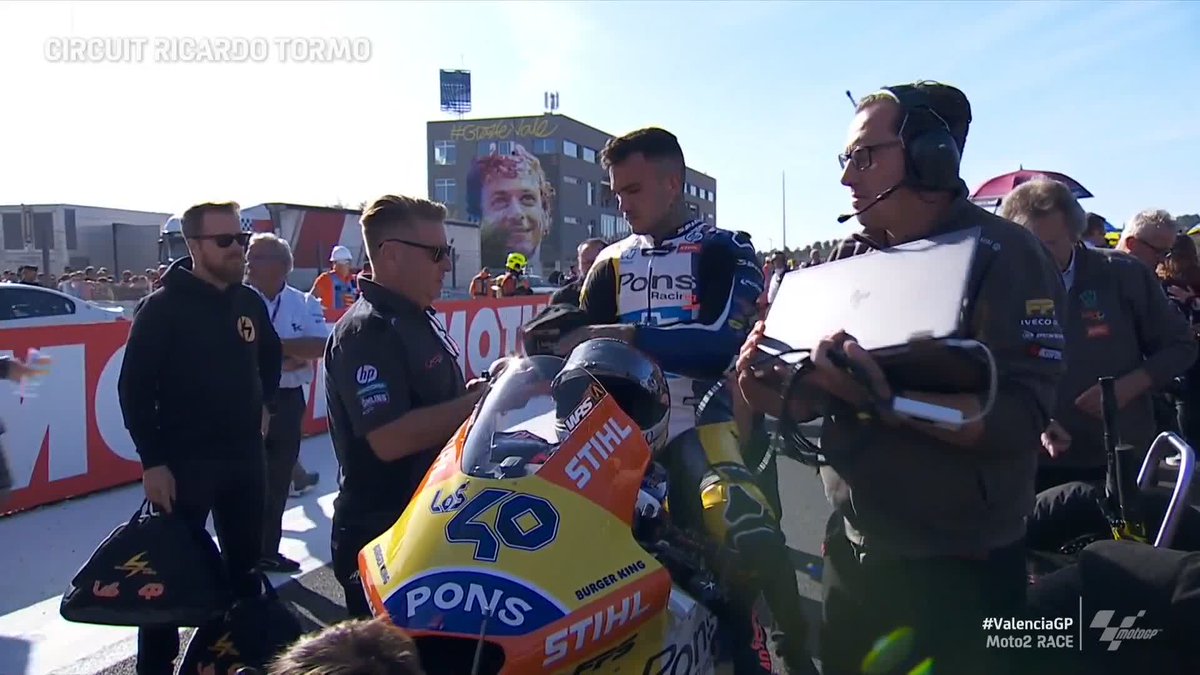 A proper flashback from PONS Racing 😍 Wearing the Sito Pons replica helmet and a new livery, Aron Canet is looking for an emotional first #Moto2 win 🙌 #ValenciaGP 🏁