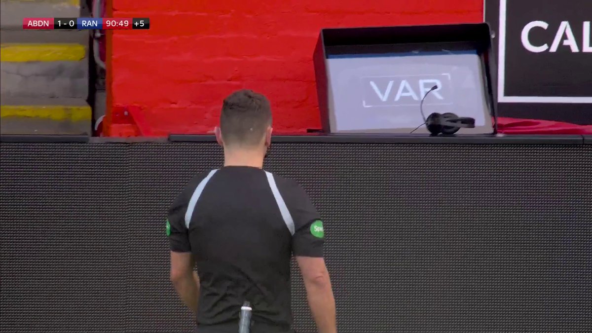 🔵 Rangers equalise in stoppage time! After a VAR check, referee Nick Walsh points to the spot - Tavernier makes no mistake in making it 1-1. Your thoughts on a crazy few minutes of football? 👇