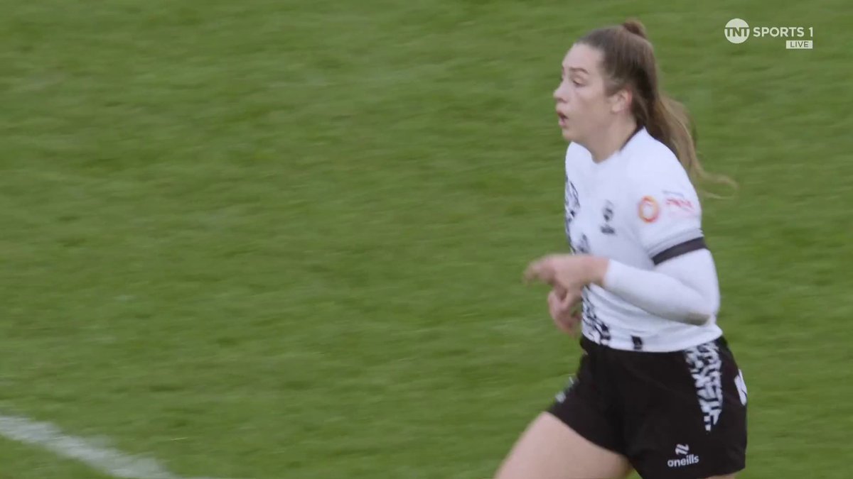.Exeter Chiefs Women are down to 14 players after a hair pull from Demi Swann 🟨 #PWR