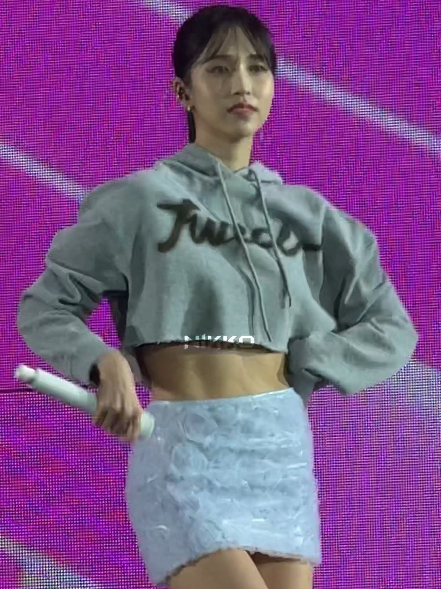MINA DOING HER HOT GIRL THING 😵‍💫