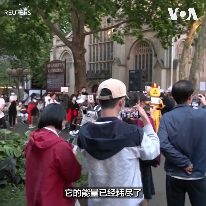 中国去年11月爆发白纸运动,当时人在上海参与抗议的黄意诚于混乱中侥幸逃过公安的拘捕,并于今年3月底成功逃往德国。人在海外的黄意诚勇于发声,以公开行动延续这场“无声抗议”的精神。他在接受美国之音专访时表示,白纸运动是中国历史的重大篇章,基于中共打压和公民社会的萎缩,境内的中国人噤若寒蝉,不敢公开讨论这场革命,更集体陷入低潮。为了传达更多亲历者的声音,黄意诚说,他一年来采集到多位白纸运动亲历者的证词,将适时公布,揭开更多白纸运动的真相。报道: