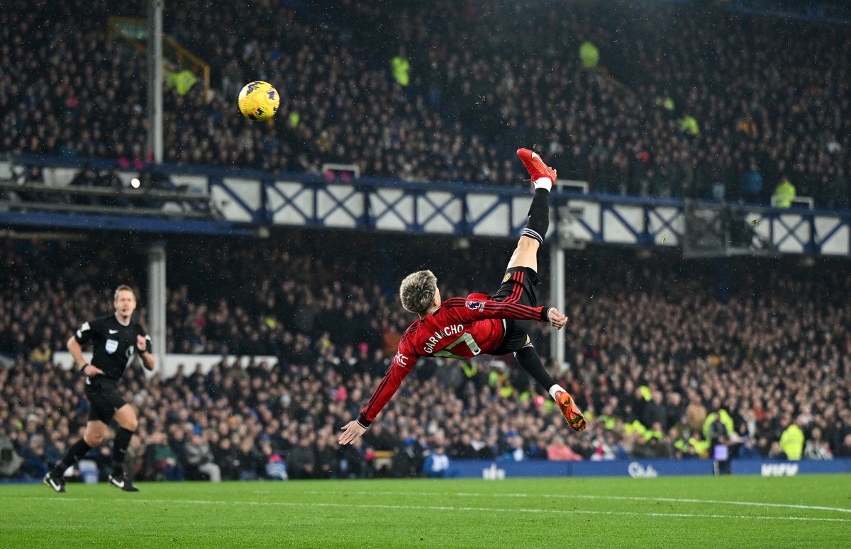𝐀𝐥𝐞𝐣𝐚𝐧𝐝𝐫𝐨 𝐆𝐚𝐫𝐧𝐚𝐜𝐡𝐨 𝐒𝐓𝐎𝐏 𝐓𝐇𝐀𝐓! What a GOAL! The technique and connection, so CRISP 💯 Shades of Wayne Rooney against Manchester City at Old Trafford in 2011 🤩 📺 Stream #EVEMUN live: | #PL