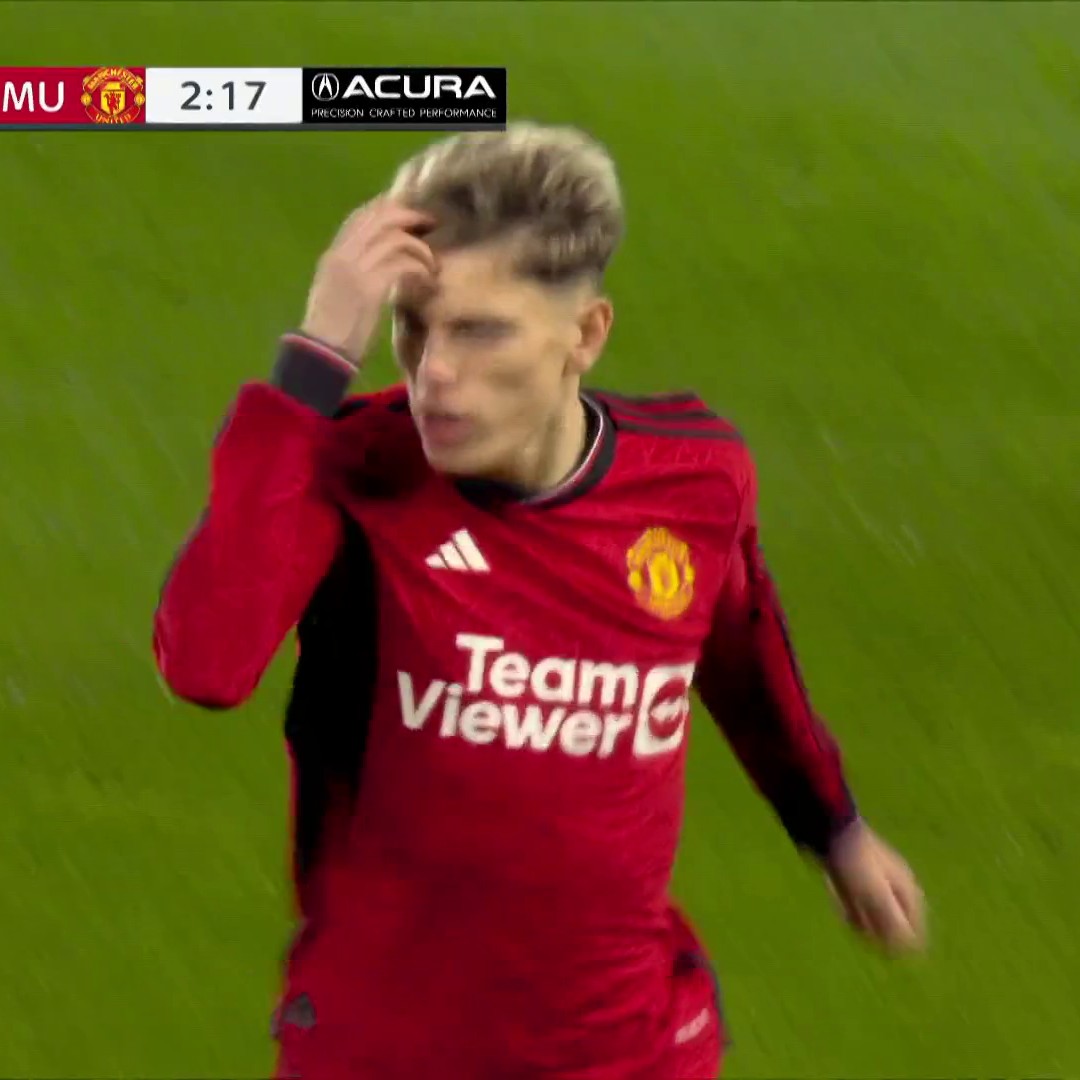 ONE OF THE GREATEST BICYCLE KICKS YOU WILL EVER SEE 🚲 (via NBC Sports Soccer)
