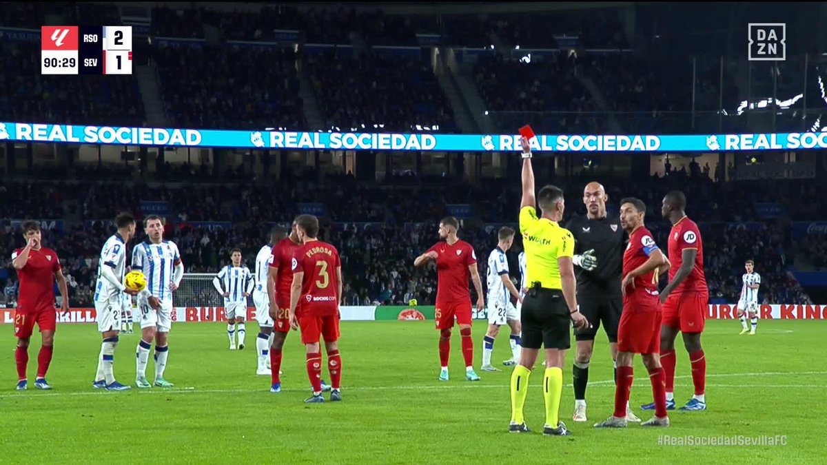 ¡Jesús Navas también acaba expulsado! El gesto del capitán del Sevilla por el que Ortiz Arias le mostró la roja directa #LALIGAenDAZN ⚽